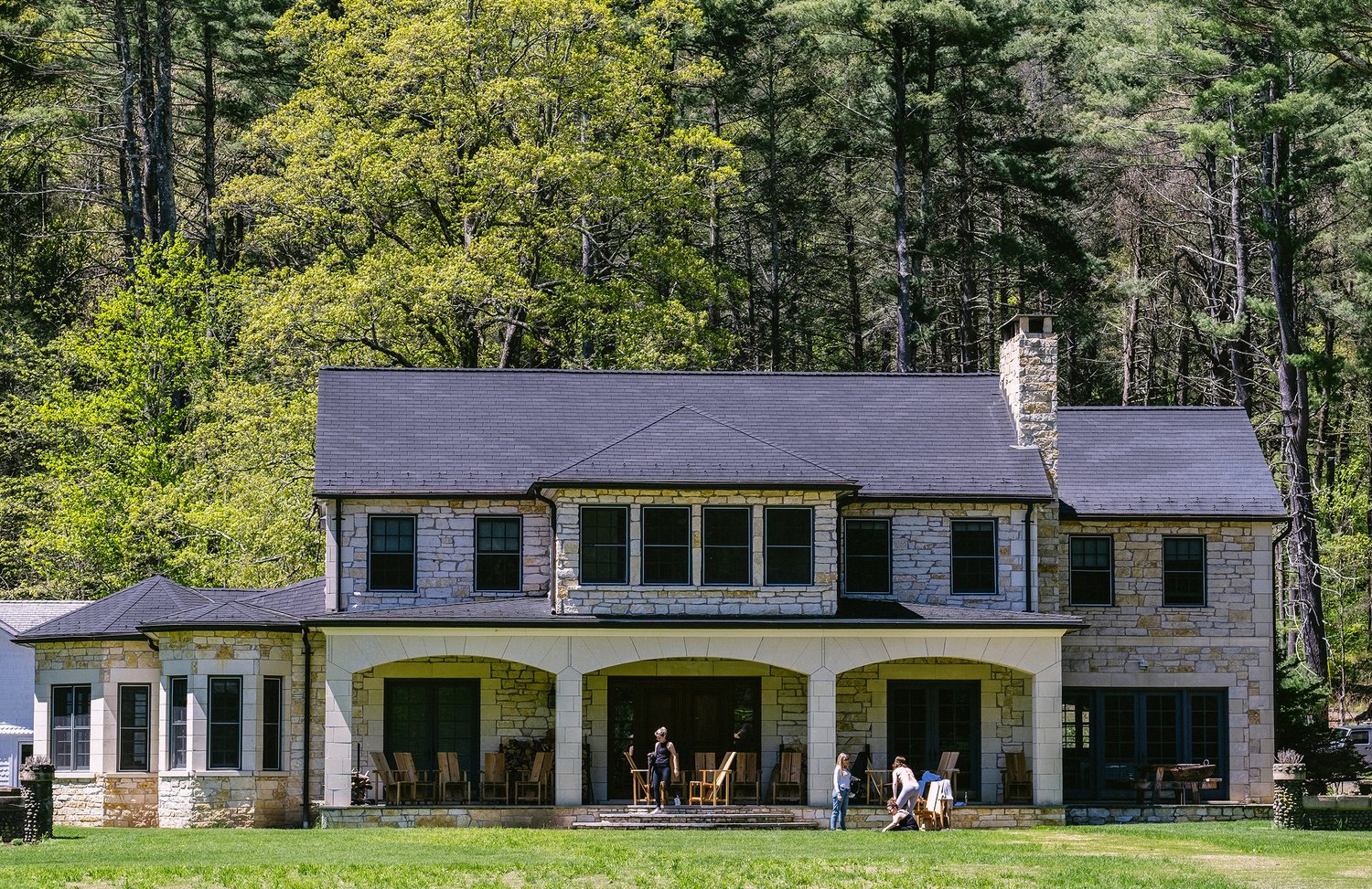 Guests+in+front+of+Main+House